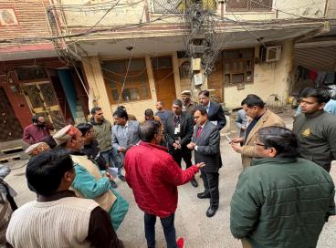 राष्ट्रीय सफाई कर्मचारी आयोग, भारत सरकार के सचिव व अधिकारियो ने दिल्ली सफाई कर्मचारी आयोग के अध्यक्ष, सचिव और अन्य अधिकारियो सहित करोल बाग़ क्षेत्र में रहने वाले सफाई कर्मचारियों के घर जाकर उनसे उनकी समस्याओ के बारे में चर्चा की