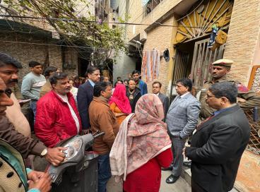 राष्ट्रीय सफाई कर्मचारी आयोग, भारत सरकार के सचिव व अधिकारियो ने दिल्ली सफाई कर्मचारी आयोग के अध्यक्ष, सचिव और अन्य अधिकारियो सहित करोल बाग़ क्षेत्र में रहने वाले सफाई कर्मचारियों के घर जाकर उनसे उनकी समस्याओ के बारे में चर्चा की
