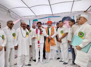 दिल्ली सफाई कर्मचारी आयोग द्वारा मजदूर दिवस के आयोजन पर  आयोग के अध्यक्ष श्री संजय गेहलोत ने श्री राकेश टिकैत का स्वागत किया और साथ ही सफाई कर्मचारियों को संबोधित किया 