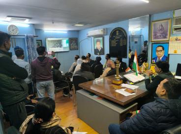 वन्दे मातरम के 150 साल पूरे होने के उपलक्ष में आयोग के कर्मचारी अन्य उपस्थित सफाई कर्मचारियों के साथ लघु फ़िल्म देखते हुए ।