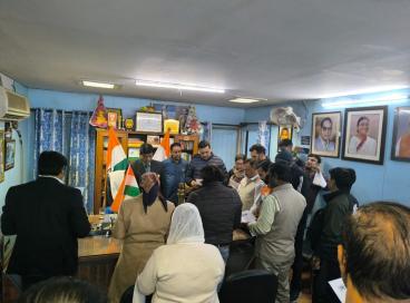 दिल्ली सफाई कर्मचारी आयोग के कार्यालय में गणतंत्र दिवस 2026 के उपलक्ष में आयोग के अध्यक्ष, कर्मचारी और अन्य सफाई कर्मचारी वन्दे मातरम गीत गाते हुए