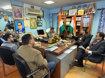 सचिव, राष्ट्रीय सफाई कर्मचारी आयोग, भारत सरकार की दिल्ली सफाई कर्मचारी आयोग के कार्यालय में अध्यक्ष एव अन्य अधिकारियो के साथ सफाई कर्मचारियों की समस्याओ पर चर्चा