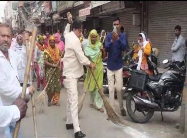 आयोग के अध्यक्ष ने नगर निगम और दिल्ली सरकार के द्वारा चलाये गए मेगा सफाई अभियान में हिस्सा लिया