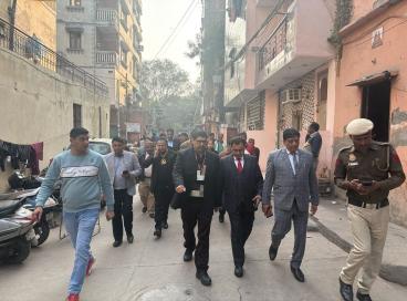 राष्ट्रीय सफाई कर्मचारी आयोग, भारत सरकार के सचिव व अधिकारियो ने दिल्ली सफाई कर्मचारी आयोग के अध्यक्ष, सचिव और अन्य अधिकारियो सहित करोल बाग़ क्षेत्र में रहने वाले सफाई कर्मचारियों के घर उनकी समस्याओं के बारे में चर्चा के लिए जाते हुए
